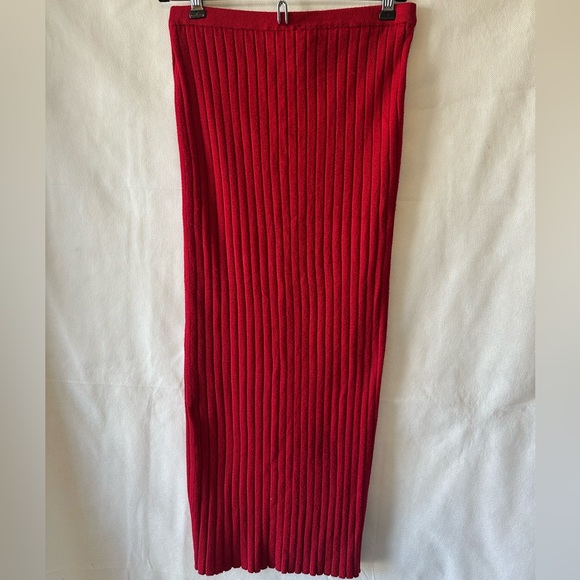 Red Button-Detail Ribbed Skirt - Picture 6 of 7